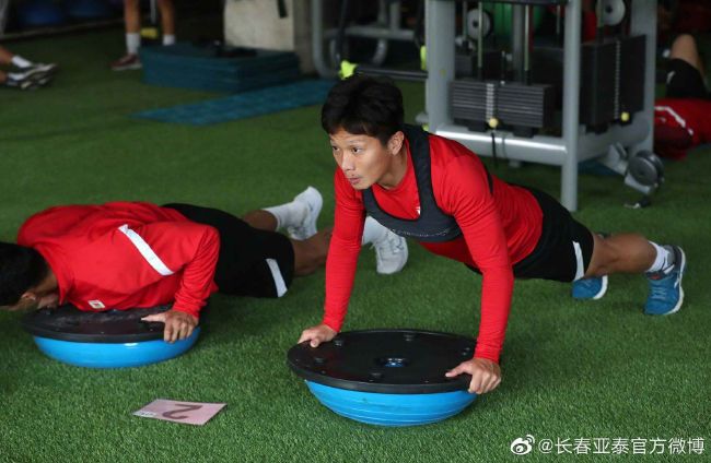 女生扒开腿让男生插